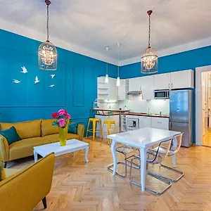 colorful-wenceslas-square-apartment.praguehotelsweb.com/