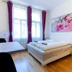bouquet-apartments.praguehotelsweb.com/